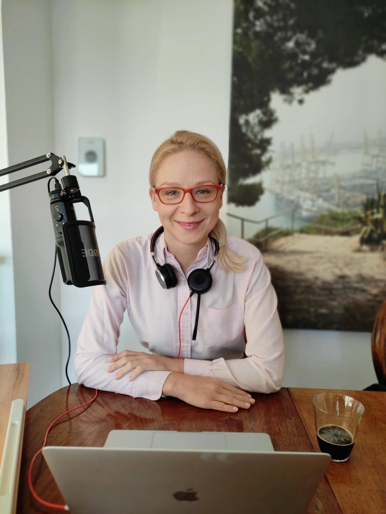 Justyna lektorka nagrywająca podcast